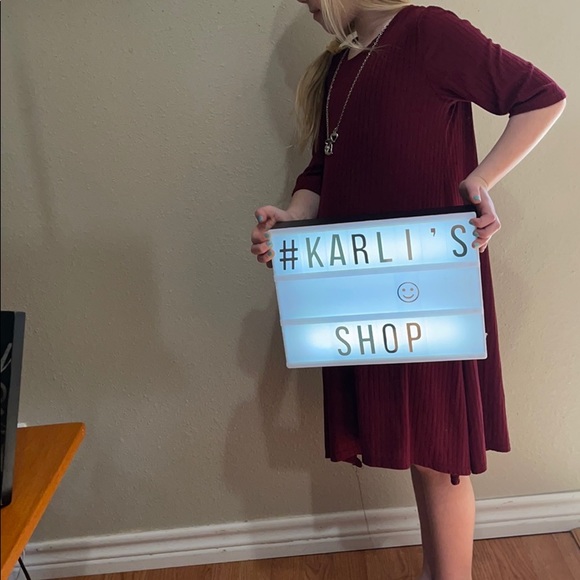 A maroon dress with necklace - Picture 3 of 3